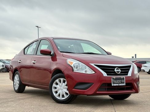 Used 2019 Nissan Versa SV image 2
