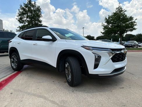 Used 2025 Chevrolet Trax LT w/ LT Convenience Package FWD image 4