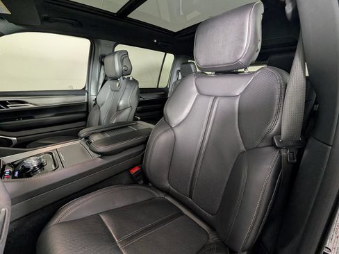 Used 2023 Jeep Wagoneer Series II RWD image 5