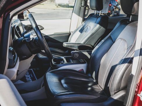 Used 2020 Chrysler Pacifica Touring-L image 17