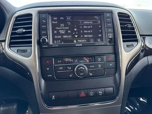 Used 2013 Jeep Grand Cherokee Laredo image 19