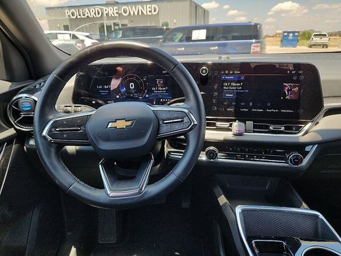 Used 2025 Chevrolet Equinox LT AWD/4WD image 6