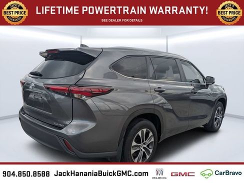 Used 2024 Toyota Highlander XLE AWD/4WD image 3