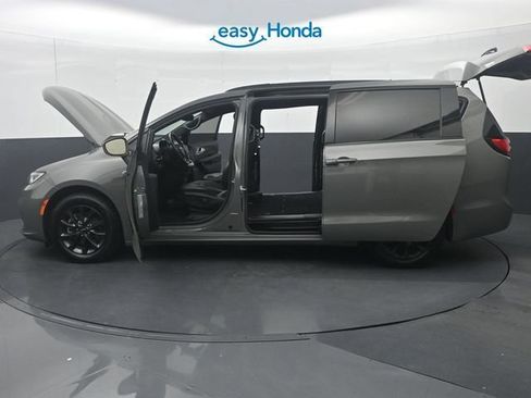 Used 2021 Chrysler Pacifica Touring-L w/ Uconnect Theater Family Group FWD image 38