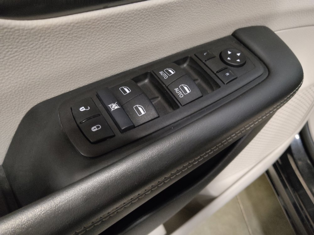 Used 2024 Chrysler Pacifica Touring-L FWD image 27