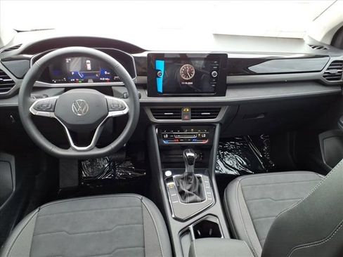 New 2026 Volkswagen Taos SE FWD image 10