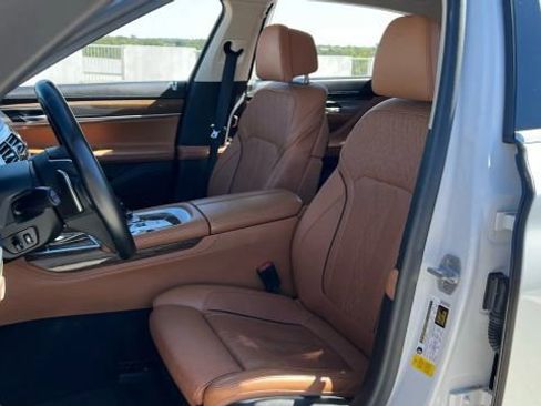 Used 2018 BMW 740i image 31