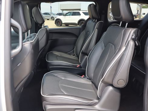 Used 2024 Chrysler Pacifica Premium FWD image 10