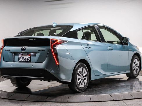 Certified 2018 Toyota Prius Two w/ Prius Two Safety Plus Package FWD image 5
