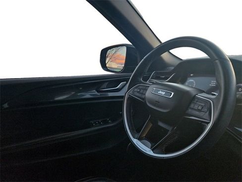 Used 2021 Jeep Grand Cherokee L Laredo image 16