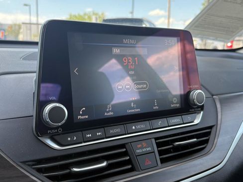 Used 2025 Nissan Altima 2.5 SV FWD image 19