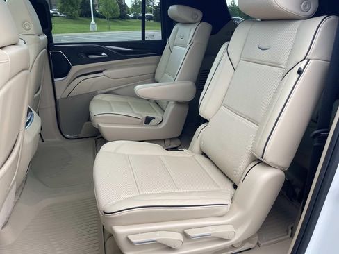 Used 2024 Cadillac Escalade ESV Premium Luxury AWD/4WD image 19