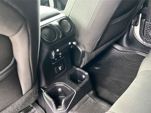 Used 2018 Jeep Wrangler Unlimited Sahara AWD/4WD image 16