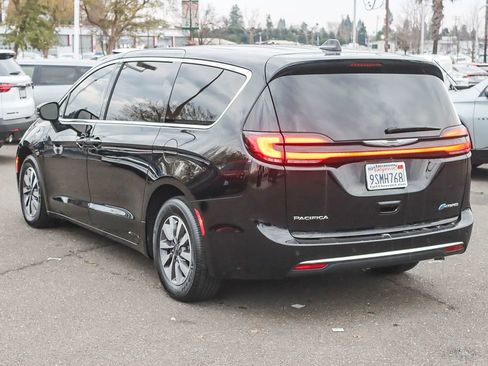 Used 2024 Chrysler Pacifica Select image 2