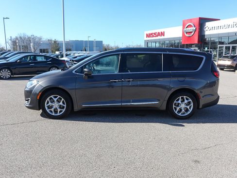 Used 2019 Chrysler Pacifica Touring-L Plus image 2