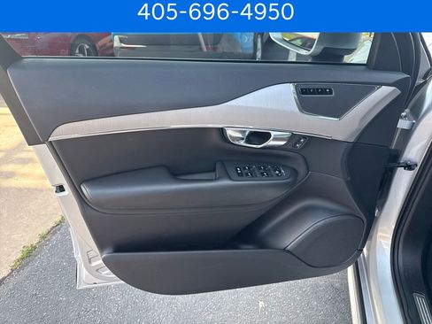 Used 2022 Volvo XC90 T5 Momentum image 11
