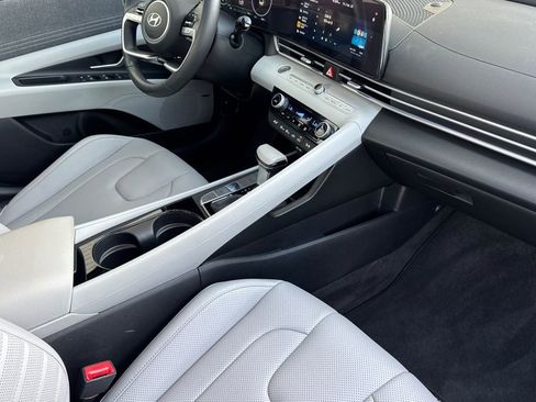 Used 2025 Hyundai Elantra Limited image 12