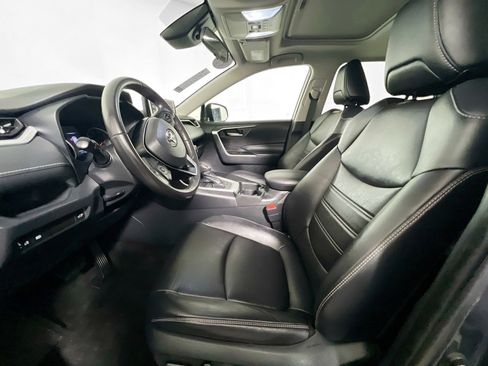 Used 2021 Toyota RAV4 XLE Premium image 14