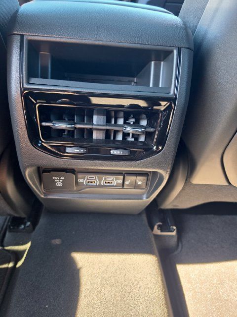 Used 2024 Jeep Grand Cherokee Limited w/ Luxury Tech Group II AWD/4WD image 11