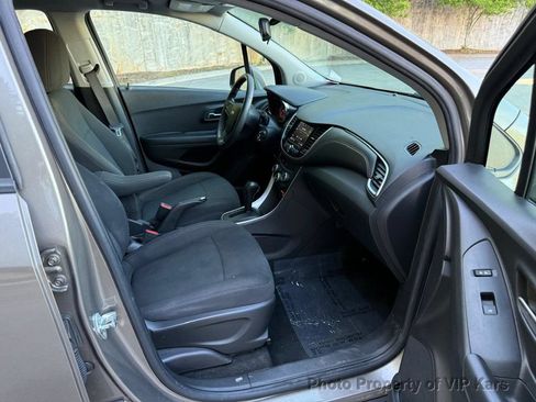 Used 2022 Chevrolet Trax LS AWD/4WD image 12