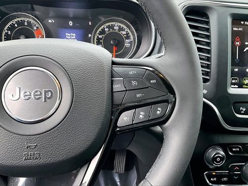 Used 2023 Jeep Cherokee Altitude Lux image 12