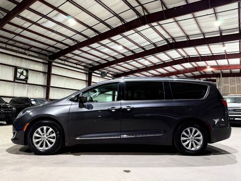 Used 2018 Chrysler Pacifica Touring-L Plus w/ Advanced Safetytec Group FWD image 8