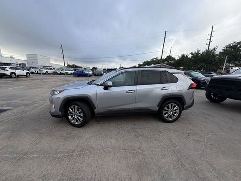 Used 2021 Toyota RAV4 XLE Premium image 8