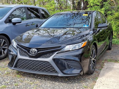 Used 2018 Toyota Camry SE w/ Moonroof Package image 3