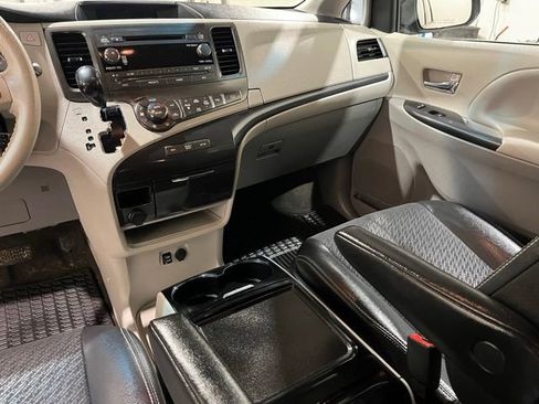 Used 2013 Toyota Sienna SE image 16