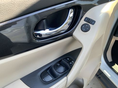 Used 2017 Nissan Rogue SV image 15