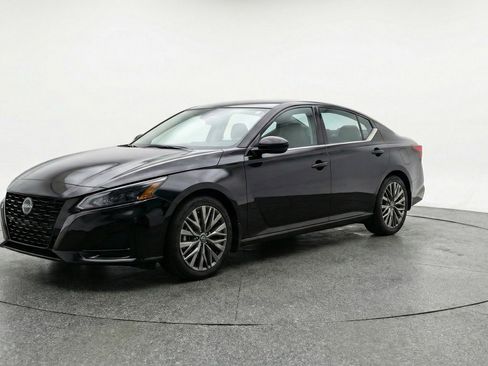 Used 2025 Nissan Altima 2.5 SV image 3