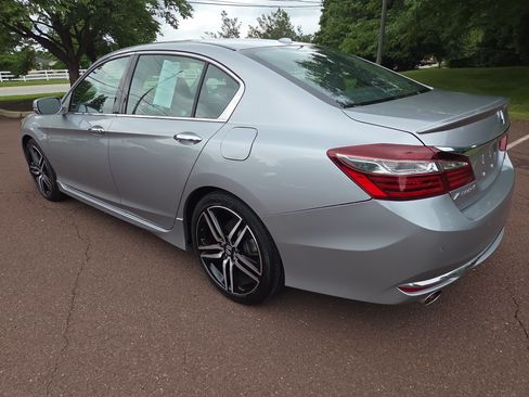Used 2017 Honda Accord Touring image 5