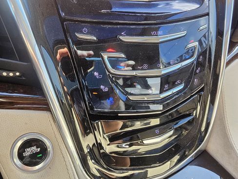 Used 2017 Cadillac Escalade Luxury AWD/4WD image 13