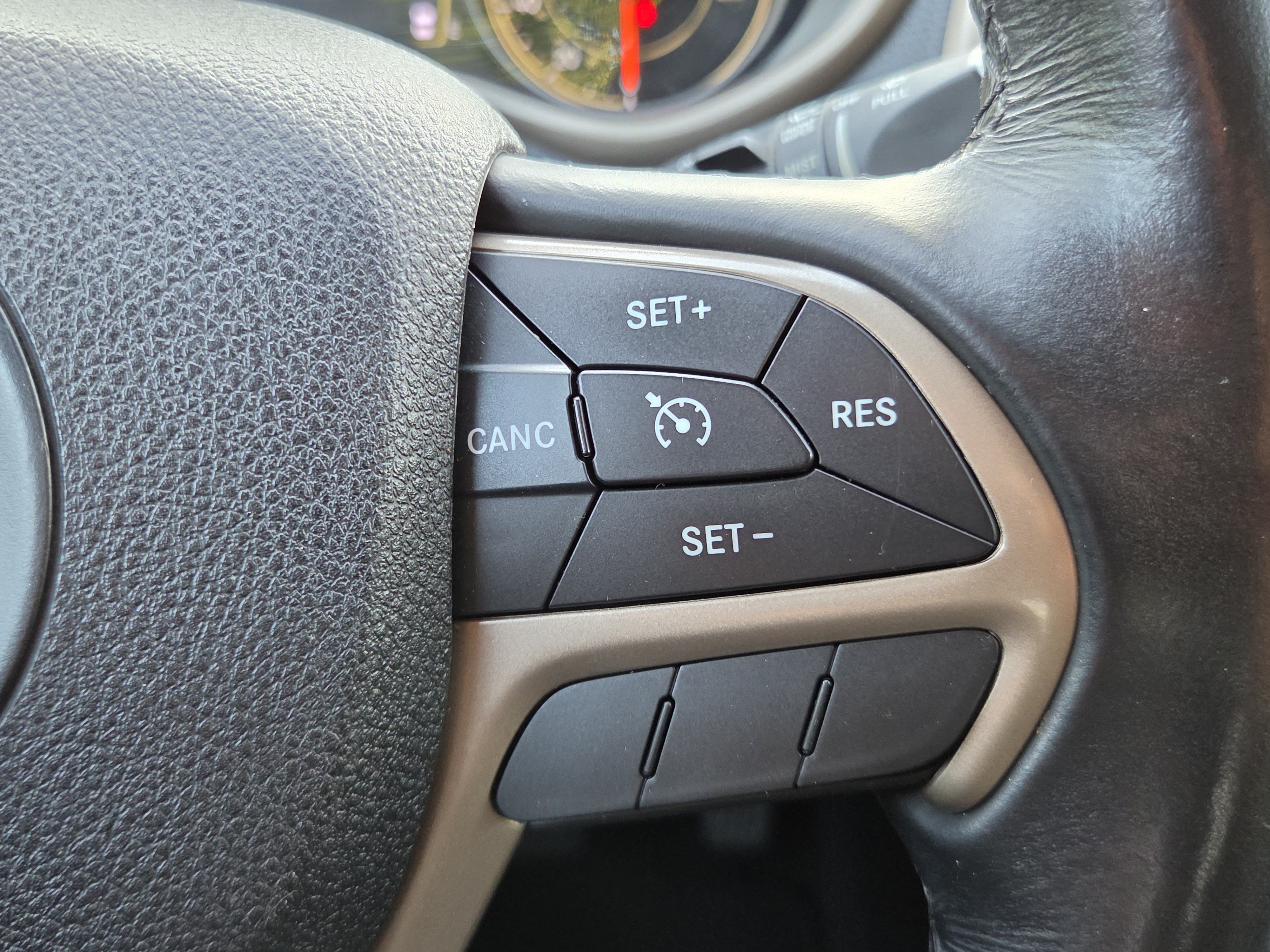 Used 2016 Jeep Cherokee Latitude w/ Comfort/Convenience Group AWD/4WD image 30