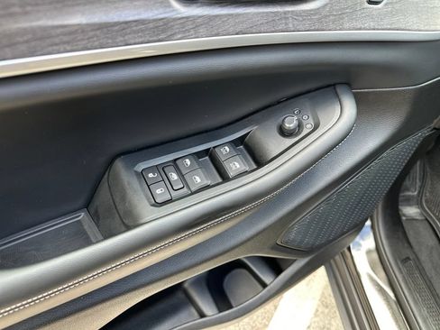 Used 2024 Jeep Grand Cherokee Limited w/ Black Appearance Package RWD image 17
