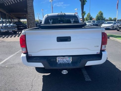 Used 2017 Toyota Tacoma TRD Sport w/ Tow Package RWD image 2