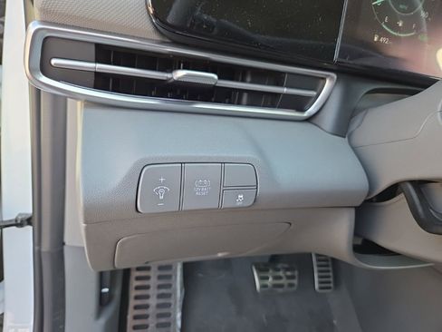 Used 2025 Hyundai Elantra SEL FWD image 12
