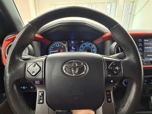 Used 2020 Toyota Tacoma TRD Sport AWD/4WD image 25