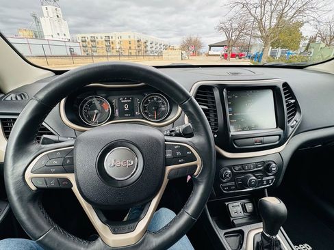 Used 2016 Jeep Cherokee Latitude FWD image 15