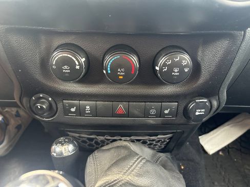Used 2017 Jeep Wrangler Sahara w/ Connectivity Group AWD/4WD image 19