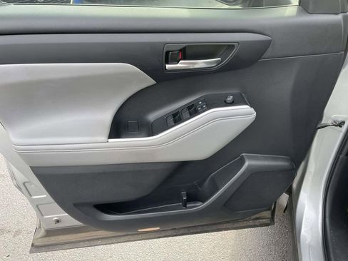 Used 2021 Toyota Highlander XLE image 27