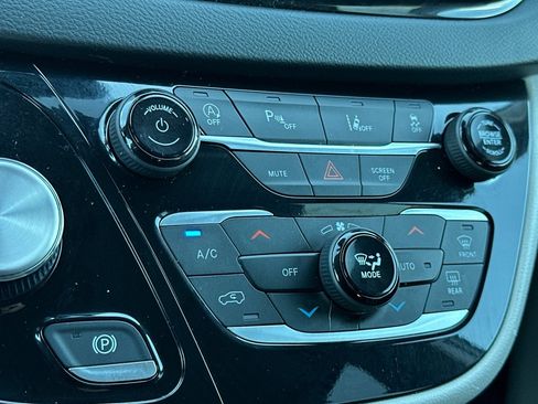 Used 2024 Chrysler Pacifica Touring-L image 23