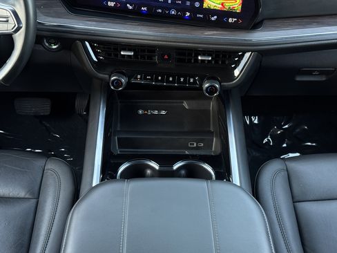 Used 2025 Chevrolet Suburban LT image 24