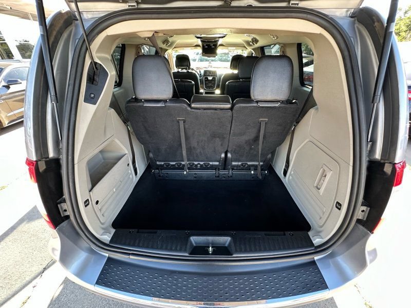 Used 2014 Chrysler Town & Country Touring FWD image 17