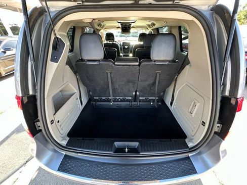 Used 2014 Chrysler Town & Country Touring FWD image 17
