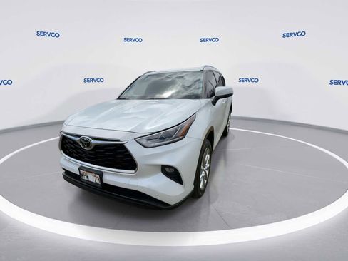 Used 2022 Toyota Highlander Limited FWD image 3