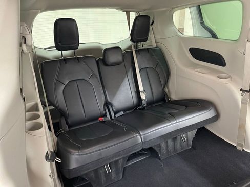 Used 2024 Chrysler Pacifica Select image 15