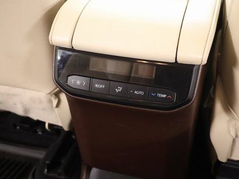 Used 2022 Toyota Highlander XLE AWD/4WD image 31