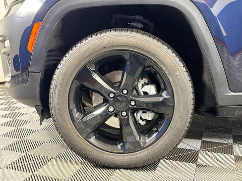 Used 2024 Jeep Grand Cherokee Limited w/ Black Appearance Package image 32