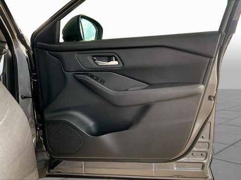 Certified 2026 Nissan Rogue SV FWD image 22